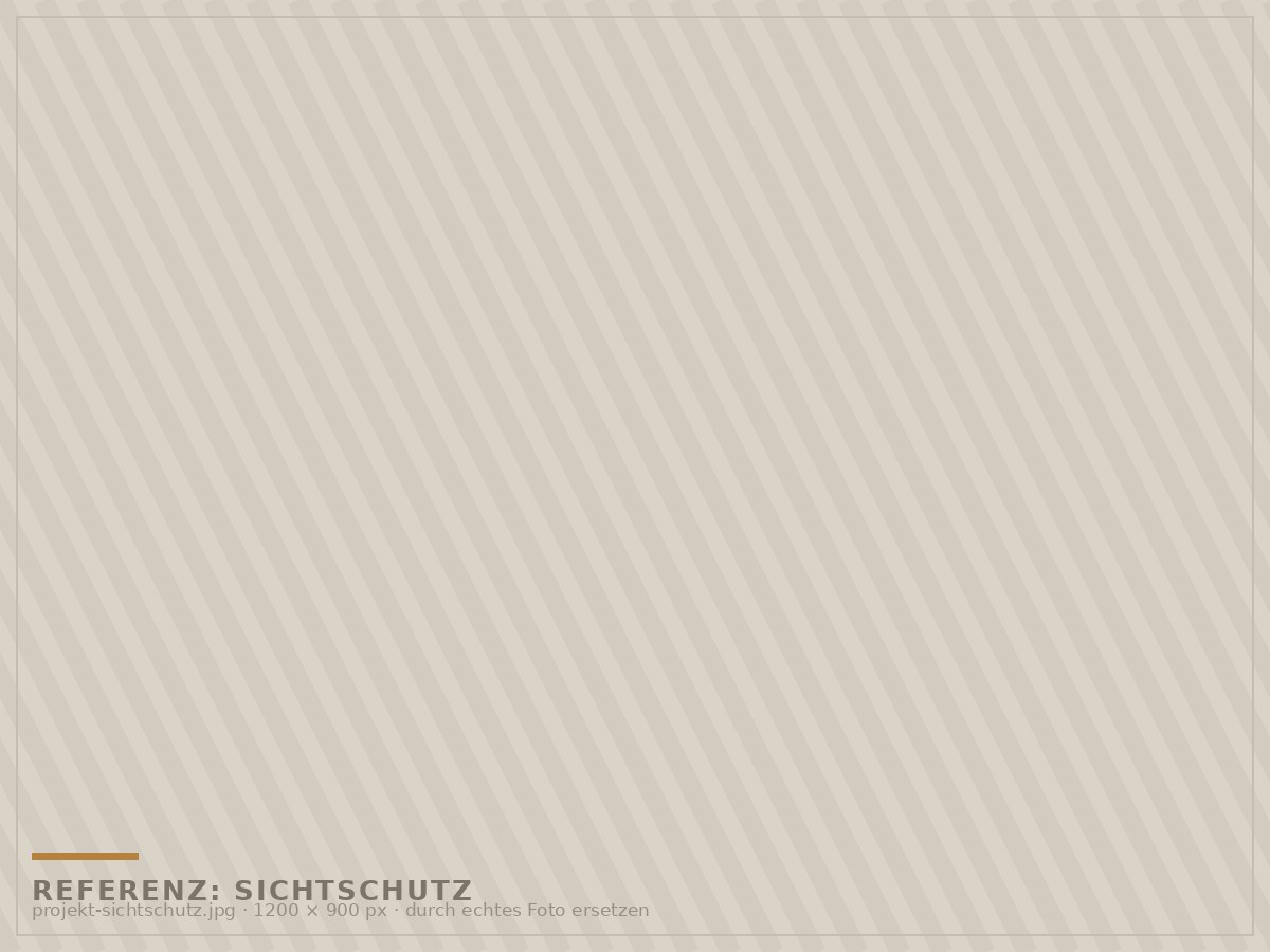 Sichtschutzwand einer Wohnanlage